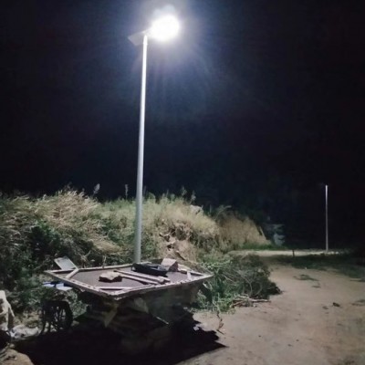 河南登封太陽能路燈廠鴻泰太陽能路燈HT-FL40W分體式鋰電池太陽能路燈一體化家用太陽能燈LED路燈