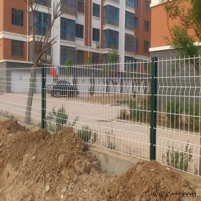 定制光伏桃型柱護欄 工廠小區(qū)圍墻建筑防護圍欄噴塑桃型柱護欄網(wǎng)