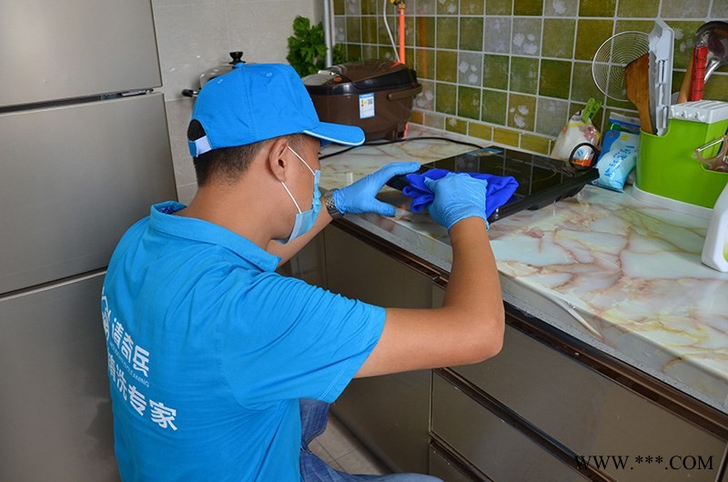 太陽能熱水器內部很臟 拆開清洗很麻煩 清奇兵不拆開可以清洗